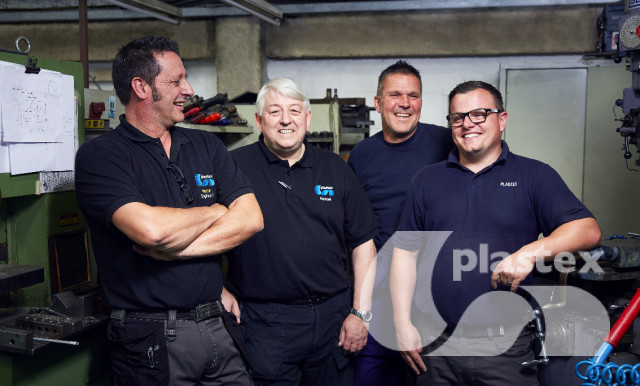 فريق مصنع بلاستيكس يعمل في إسكس، المملكة المتحدة.