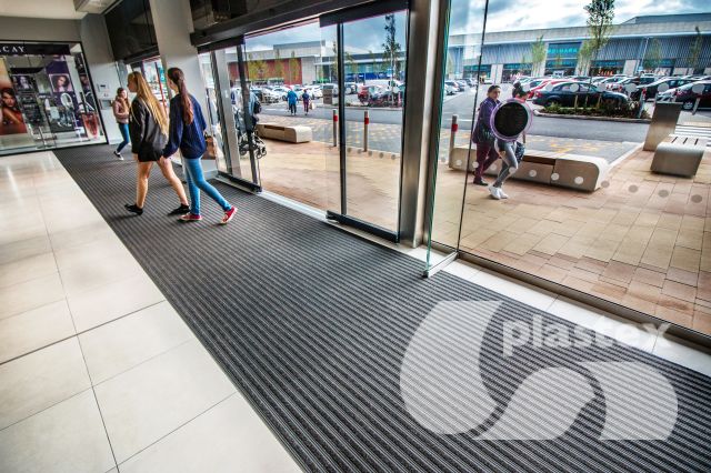 Frontrunner SB+ is a solid-backed entrance matting with carpet inserts for maximum moisture removal in internal areas.